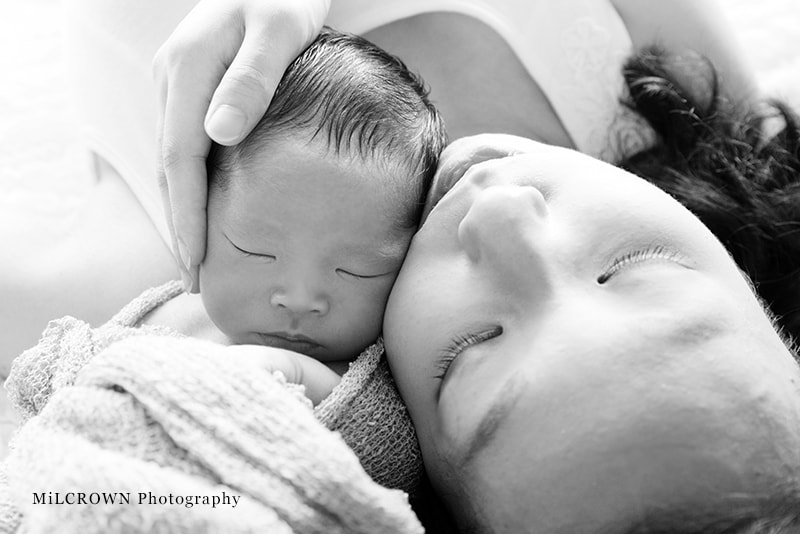 ミルクラウンのニューボーンフォト　ママとあかちゃん